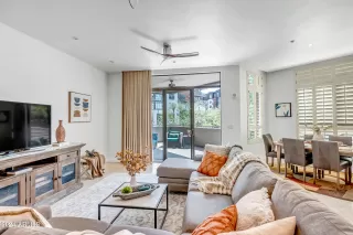 Photo #6: 6770000 Listing