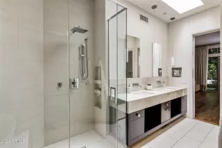 Photo #5: 6772800 Listing