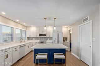 Photo #4: 6784107 Listing