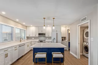 Photo #5: 6784107 Listing