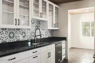 Photo #5: 6786428 Listing