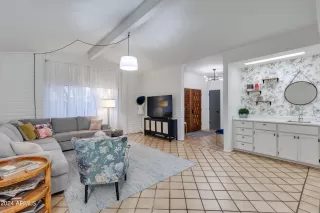 Photo #4: 6801208 Listing