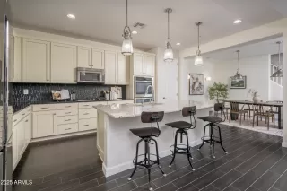 Photo #5: 6808109 Listing