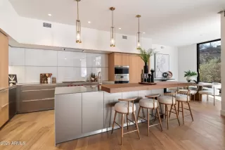 Photo #5: 6815175 Listing 