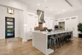 Photo #5: 6816019 Listing