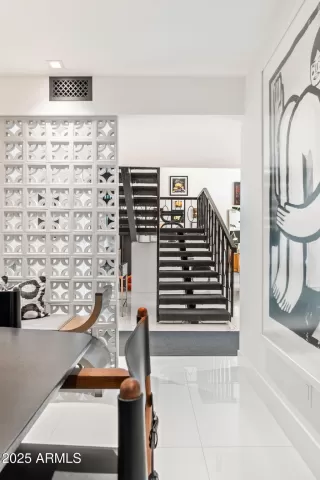 Photo #5: 6819878 Listing