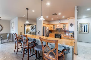 Photo #5: 6820137 Listing