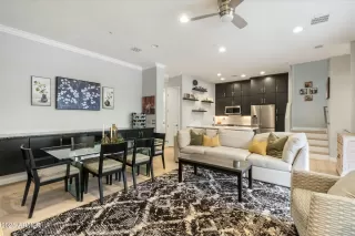 Photo #5: 6823356 Listing