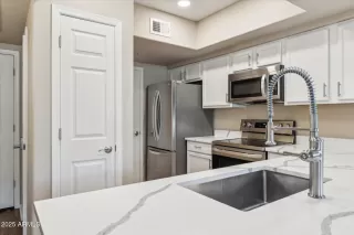 Photo #6: 6825878 Listing