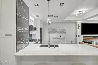 Photo #2: 6833947 Listing