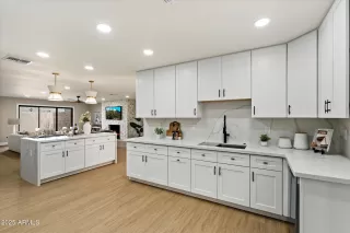Photo #6: 6835440 Listing 