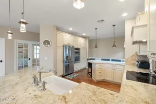 Photo #6: 6836076 Listing