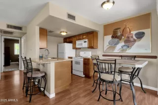 Photo #5: 6840880 Listing