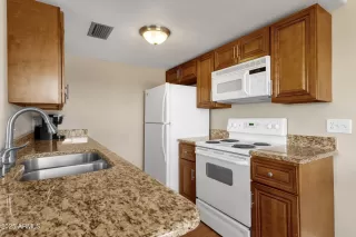 Photo #6: 6840880 Listing