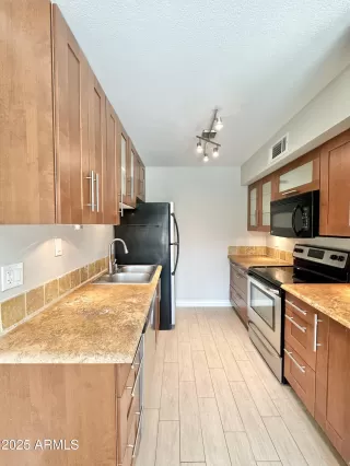 Photo #6: 6843346 Listing