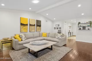 Photo #5: 6843388 Listing