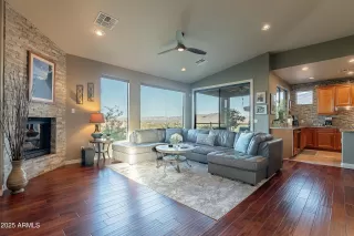 Photo #4: 6844996 Listing