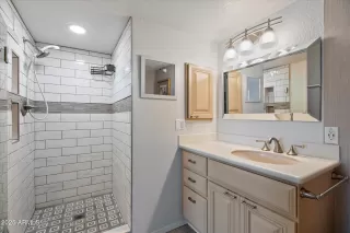 Photo #6: 6850141 Listing