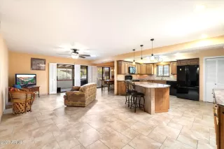 Photo #4: 6851019 Listing