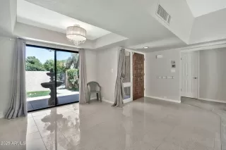 Photo #5: 6856776 Listing