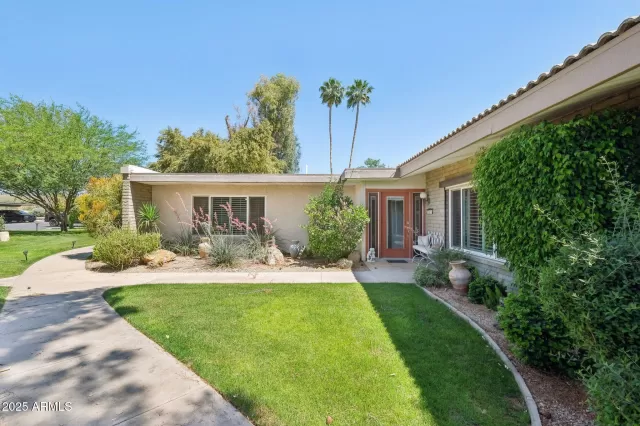 MLS: 6860998 Condo For Sale