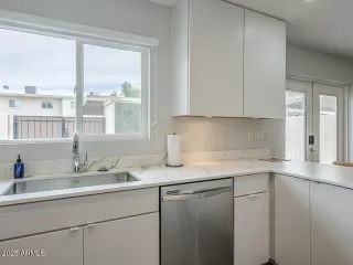 Photo #5: 6866342 Listing