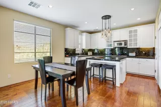 Photo #6: 6867757 Listing