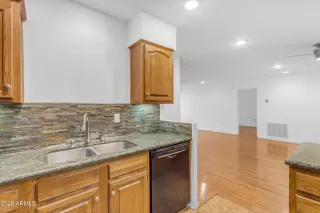 Photo #4: 6867797 Listing