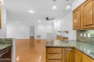 Photo #5: 6867797 Listing