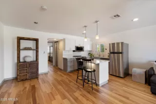 Photo #5: 6869268 Listing