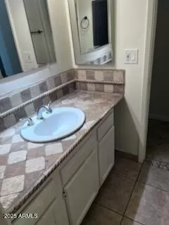 Photo #5: 6874965 Listing