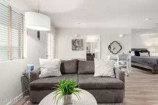 Photo #5: 6875500 Listing