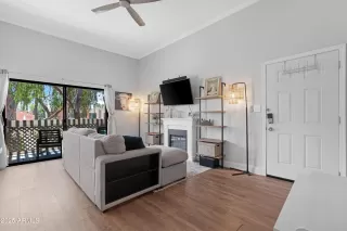 Photo #5: 6876419 Listing