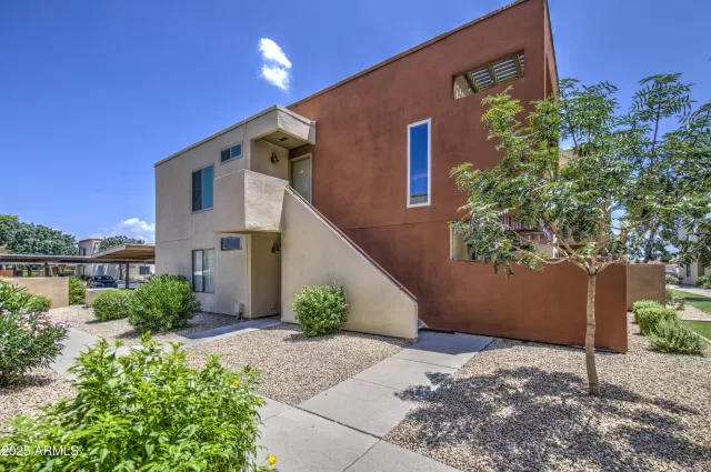 MLS: 6877052 Condo For Sale