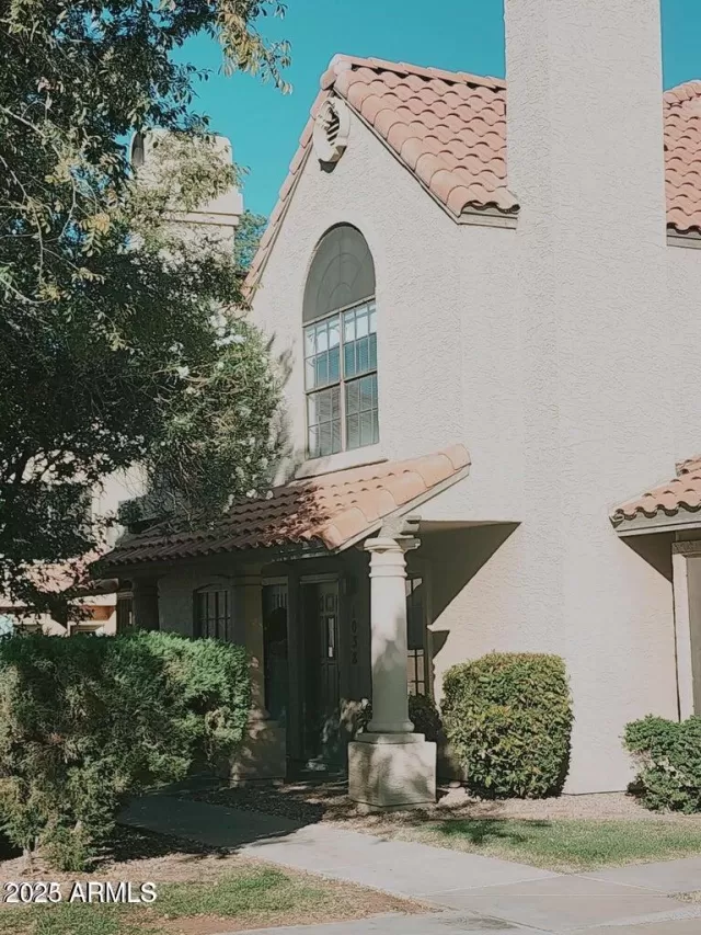 MLS: 6878917 Condo For Sale