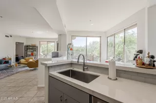 Photo #5: 6879955 Listing