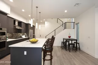 Photo #5: 6880759 Listing