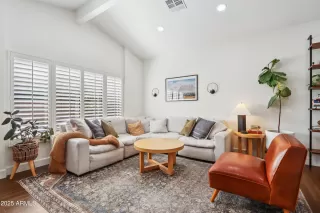 Photo #6: 6880902 Listing