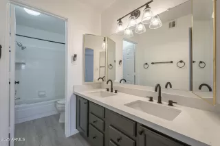 Photo #5: 6881365 Listing