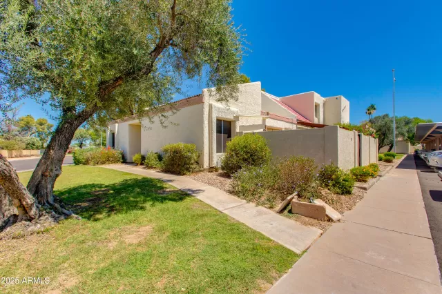 MLS: 6881454 Condo For Sale