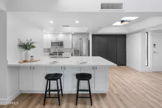 Photo #5: 6884695 Listing