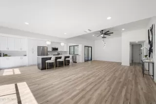 Photo #6: 6887585 Listing 