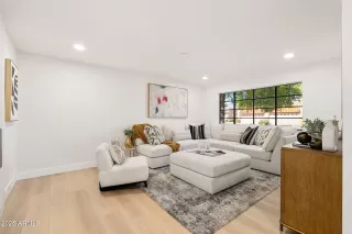 Photo #4: 6890907 Listing