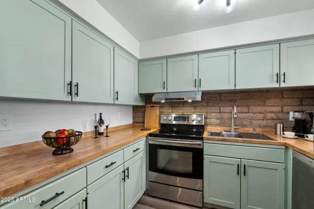 MLS: 6892932 Condo For Sale