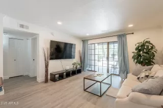 Photo #4: 6894699 Listing