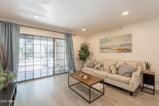 Photo #5: 6894699 Listing