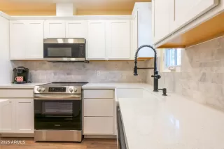 Photo #6: 6898102 Listing 