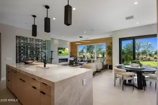 Photo #5: 6900719 Listing