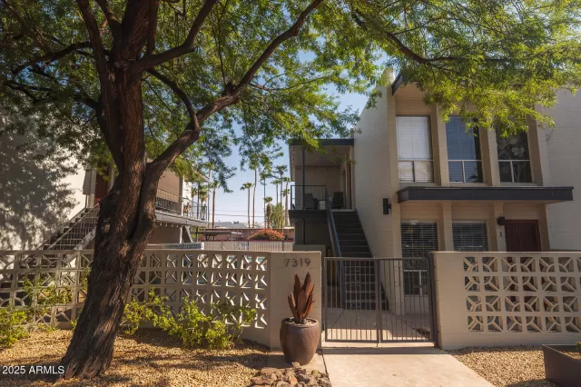 MLS: 6900958 Condo For Sale