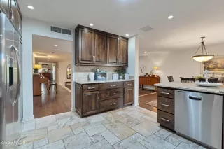 Photo #5: 6900966 Listing